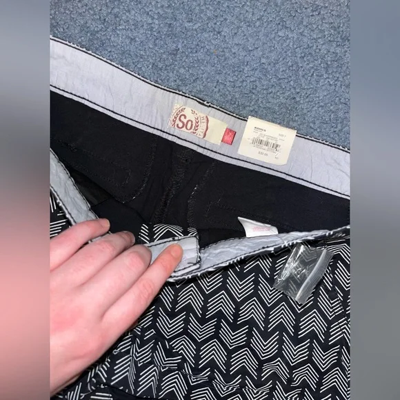 Women’s SO Black and White Arrow Shorts - size 7- **NEVER WORN** - Picture 3 of 3